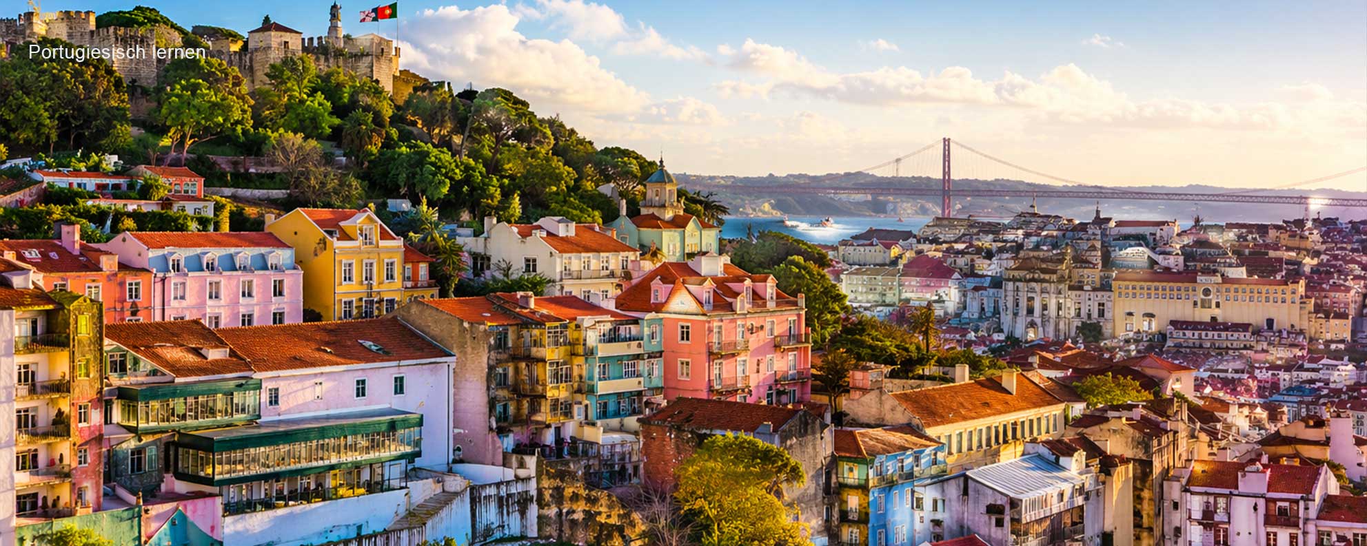 Landschaft und Stadtansicht in Portugal – bunte Häuser und Tejo-Ufer in Lissabon